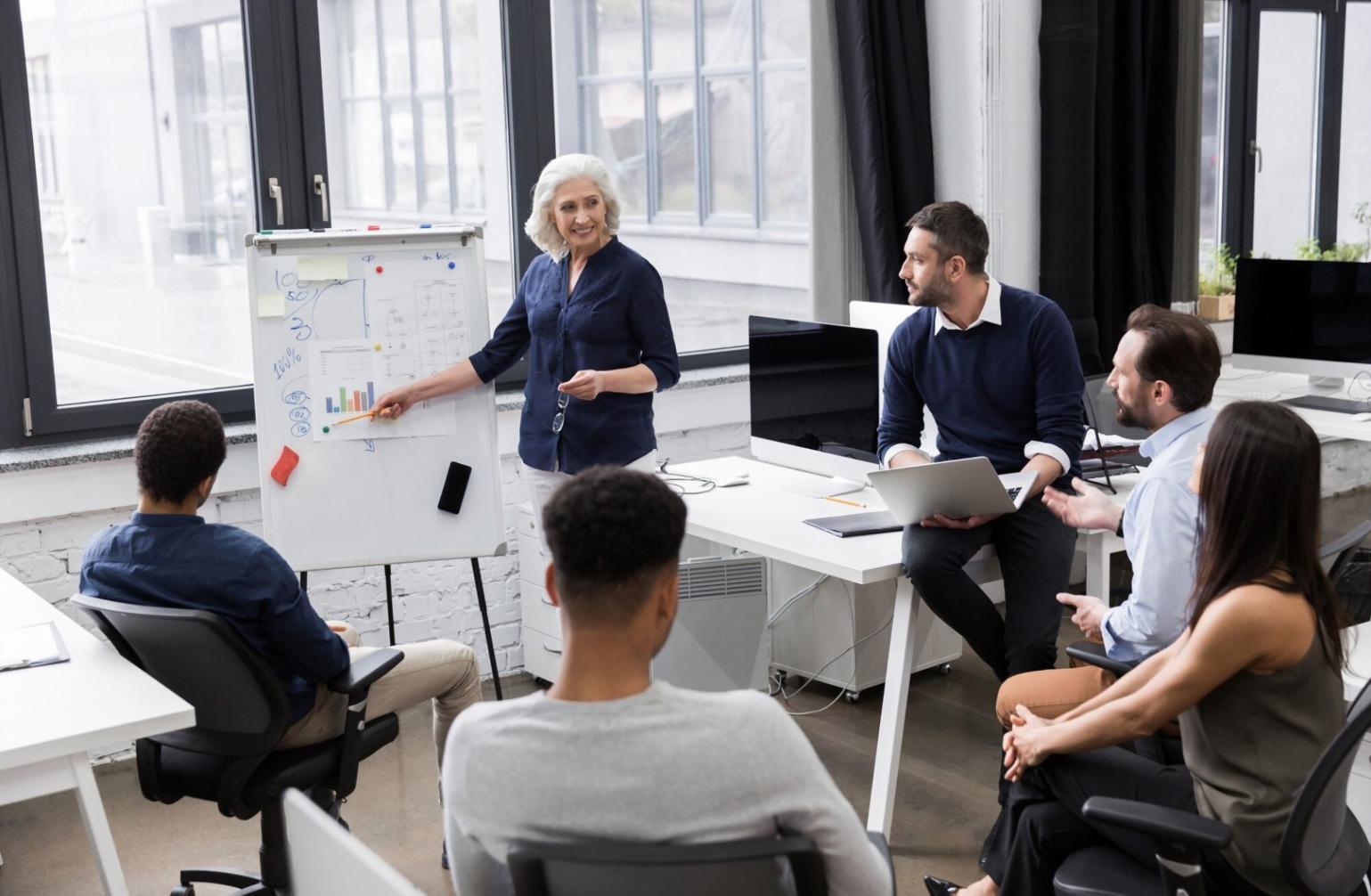 Studierende arbeiten gemeinsam an Finanzpräsentation